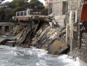 IMMAGINE 6: Vista della scogliera dopo la mareggiata che evidenzia l’andamento straficato a franapoggio con immersione verso il mare, nella fotografia si possono notare alcuni frammenti di roccia scivolati a causa dello scioglimento degli strati argillosi interposti