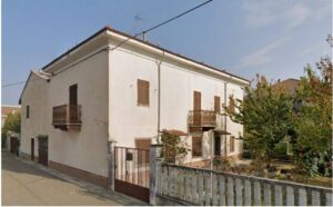 Prospetto sud-ovest dell’edificio lato strada. (Crediti: P. Muschiato)